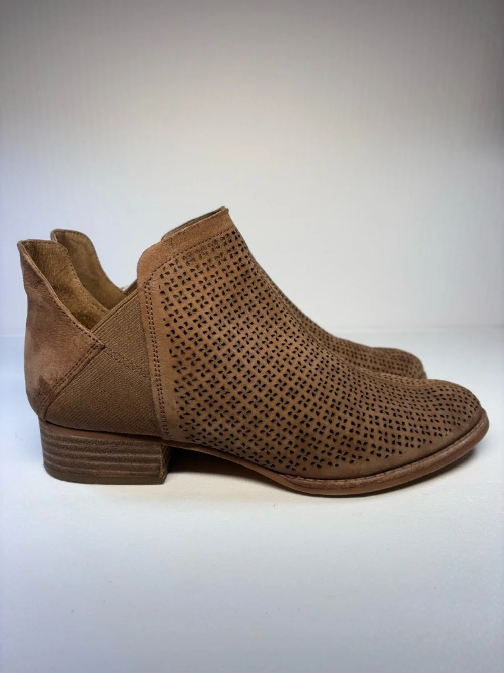 Vince Camuto Perforated Leather Ankle Booties Tan Brown Size 8M